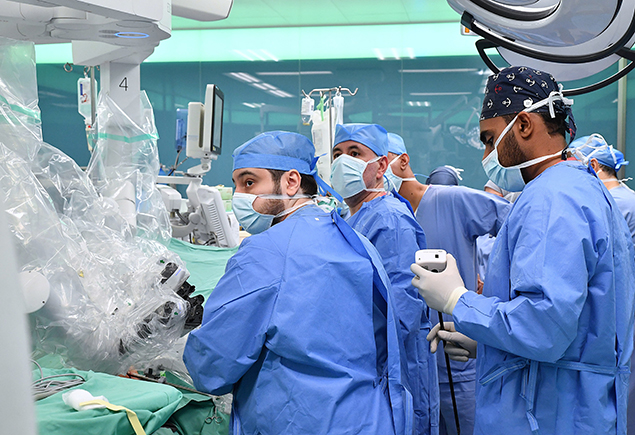 المستشفى السلطاني يكتب فصلًا جديدًا في تاريخ الطب العُماني: أول عملية جراحية باستخدام الروبوت في سلطنة عُمان